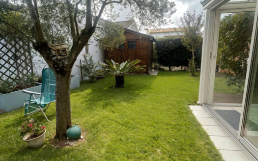 Charmante maison au calme avec jardinet et garage.