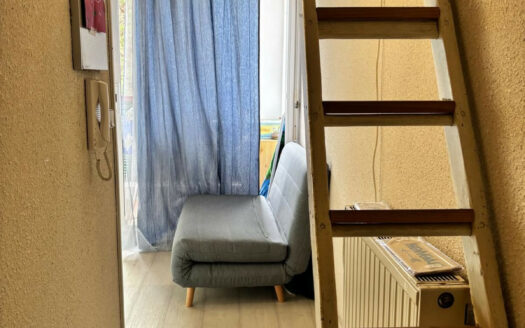 Trés rare, Studio, balcon, plage à pieds.