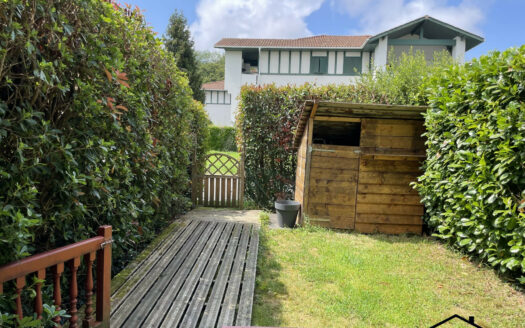 Deux pieces parfait état , terrasse , jardinet, parking .