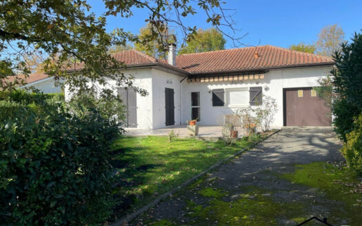Maison de plain-pied avec garage et jardin de 700m²