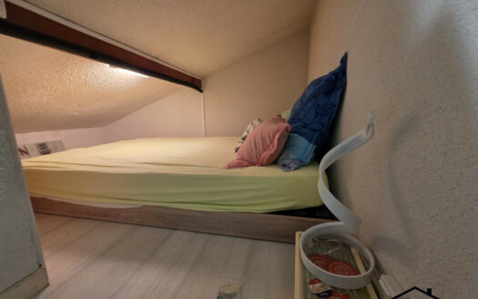 Trés rare, Studio, balcon, plage à pieds.