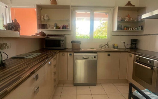 Charmante maison au calme avec jardinet et garage.