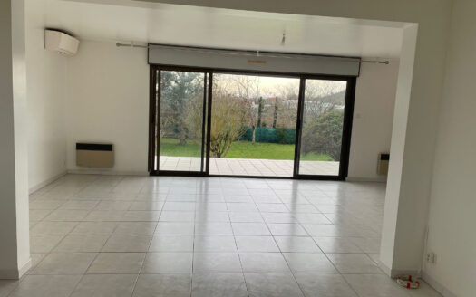 Charmante maison au calme avec jardin et garage.