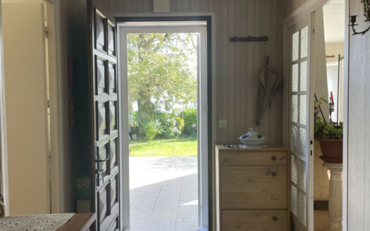 Maison de plain-pied avec garage et jardin de 700m²